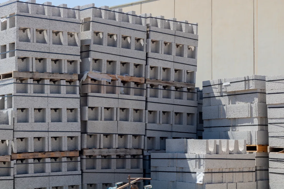 Palets de bloques de encofrado de hormigón apilados en la planta de Los Montesinos