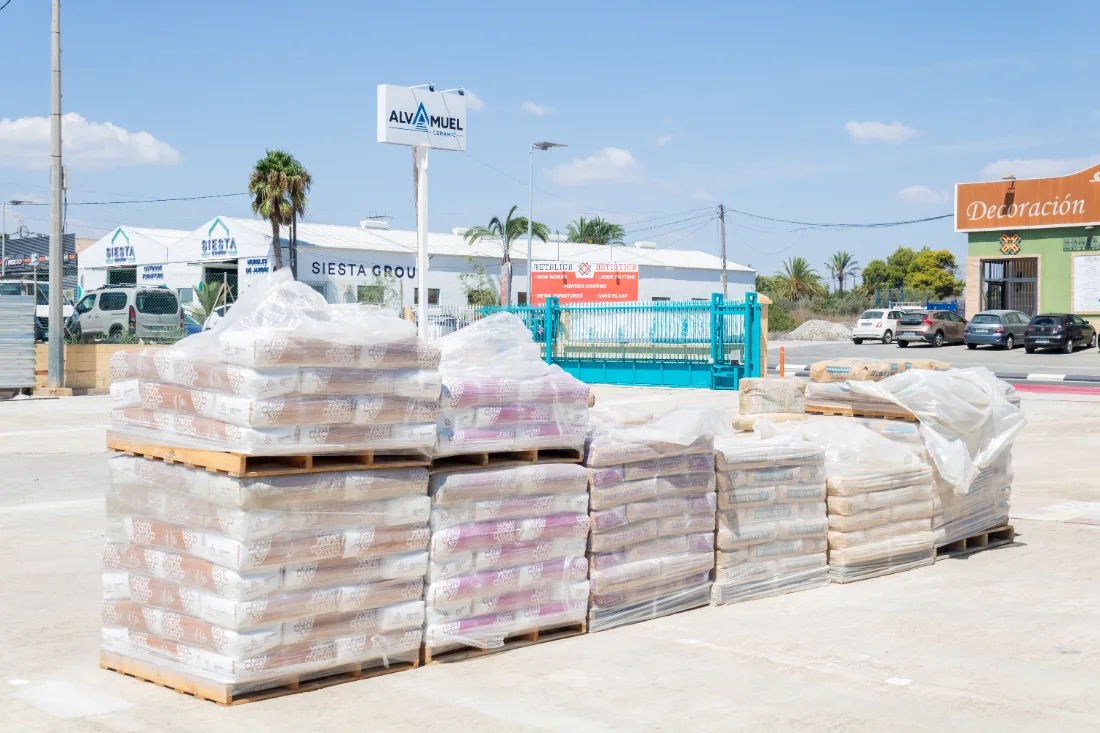 Palets de cemento y material ensacado en el almacén de ALVAMUEL